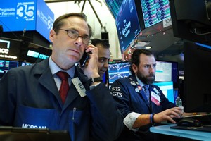 Giới đầu tư chờ đợi quyết định của Fed